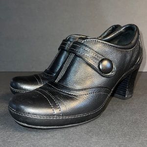 Women’s Clarke’s Artisan active air shoes - size 8